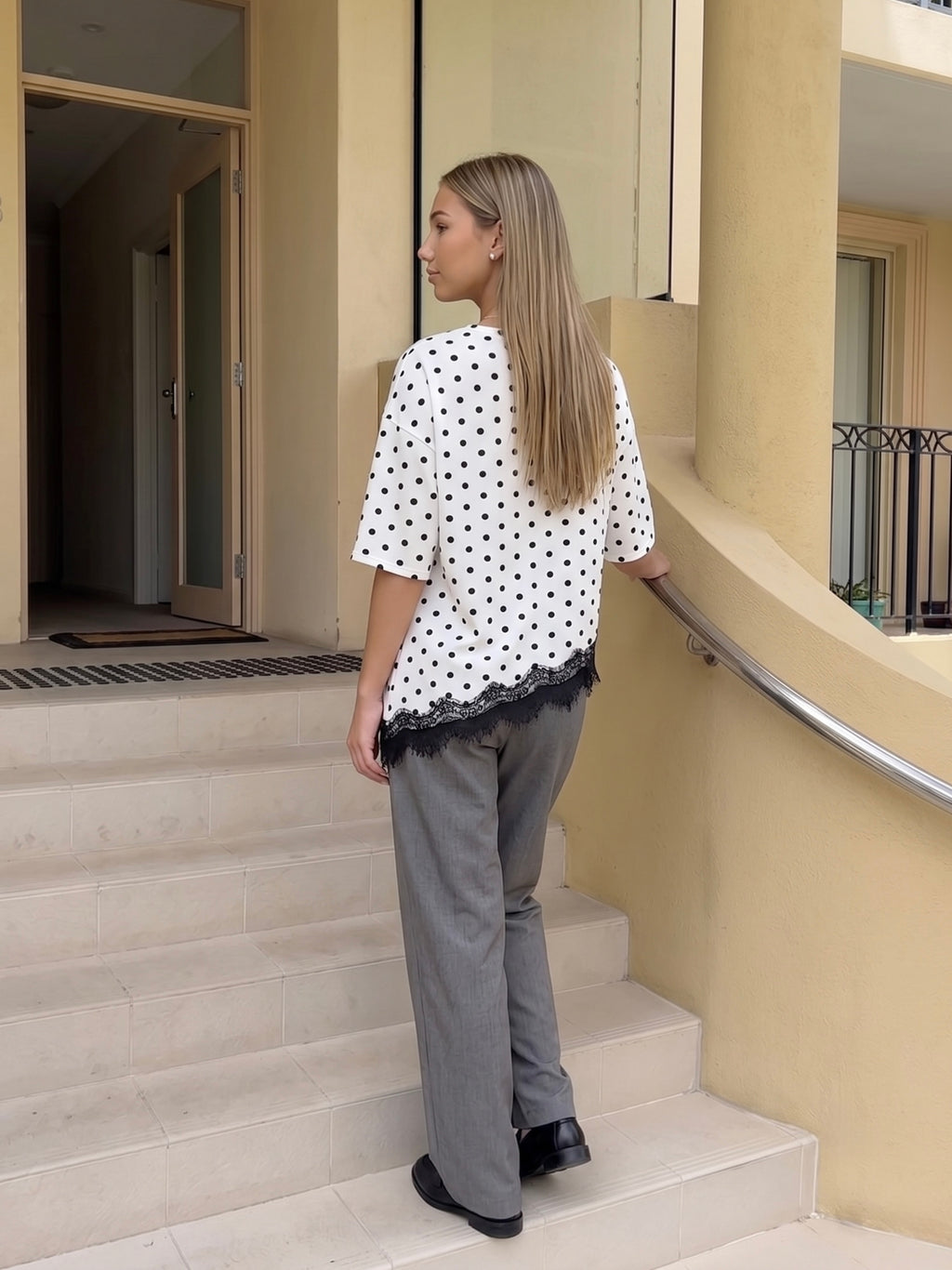 T-shirt asymétrique blanc à pois noirs et dentelle
