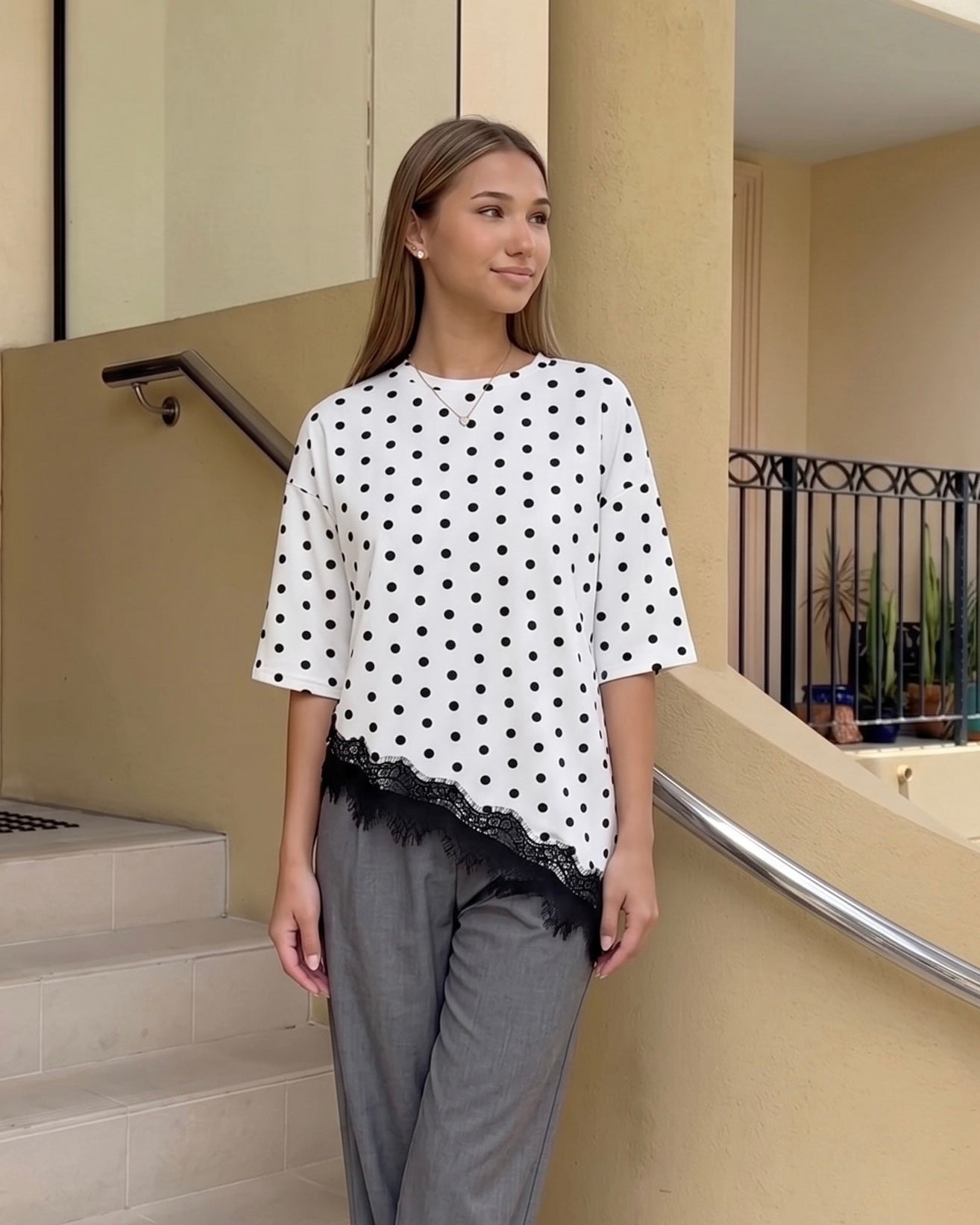 T-shirt asymétrique blanc à pois noirs et dentelle