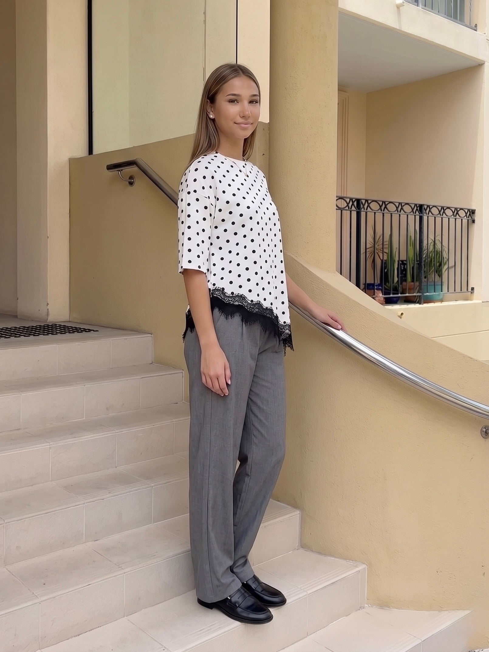 T-shirt asymétrique blanc à pois noirs et dentelle