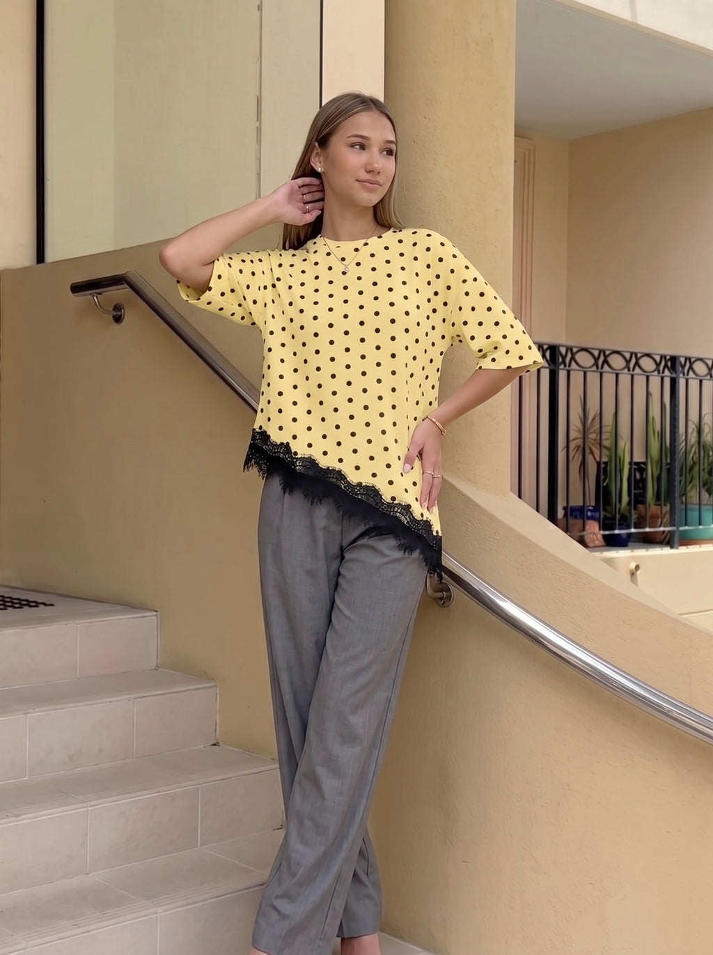 T-shirt asymétrique blanc à pois noirs et dentelle