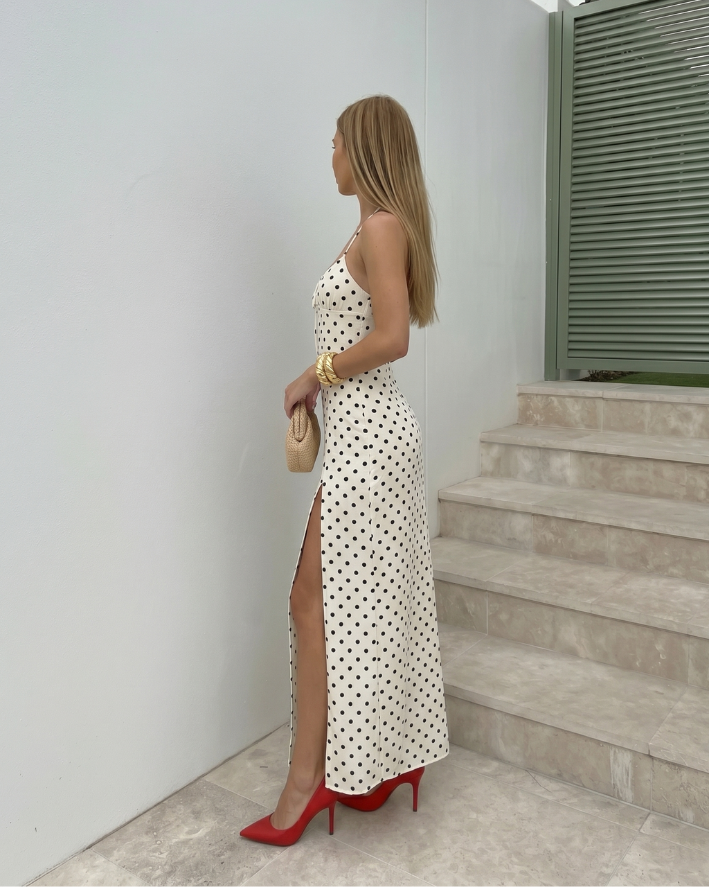 Robe longue à pois noirs fendue