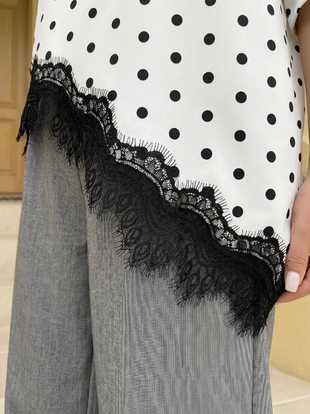 T-shirt asymétrique blanc à pois noirs et dentelle
