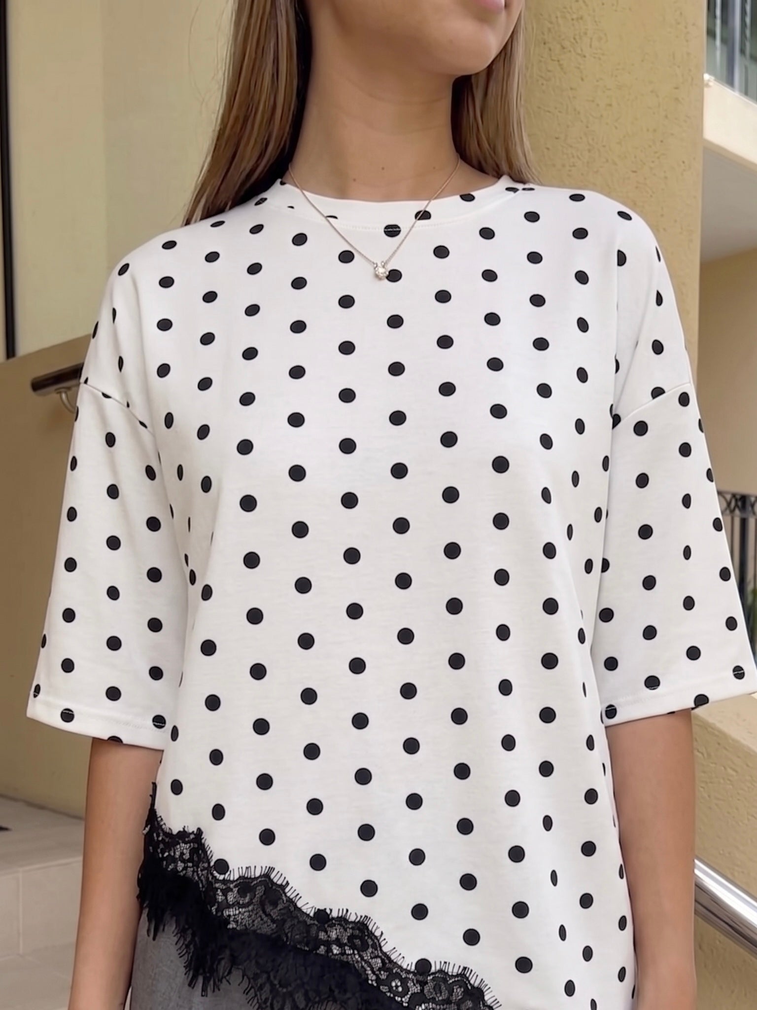 T-shirt asymétrique blanc à pois noirs et dentelle