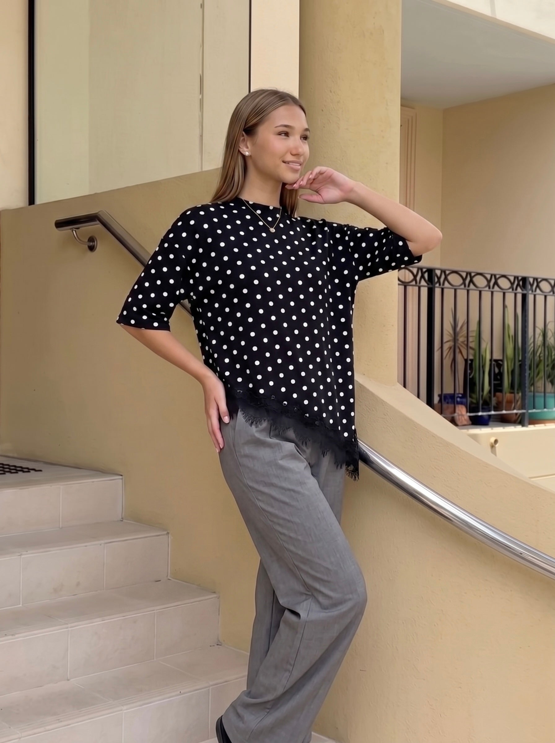 T-shirt asymétrique blanc à pois noirs et dentelle